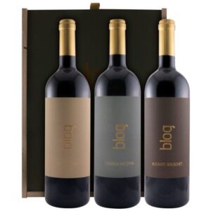 VINHOS TIAGO CABAÇO BLOG MONOVARIETAIS PETIT SYRAH+ALICANTE BOUSCHET+TOURIGA NACIONAL TINTO C/CAIXA 3X0,75L